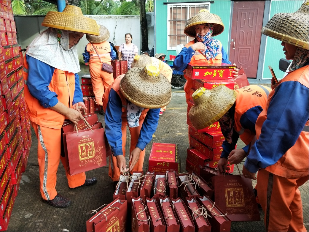 ? ?“中秋佳節(jié)、情暖職工” ? ? ? ? ?-----明佳集團(tuán)黨支部及工會(huì)組織開展中秋慰問活動(dòng)